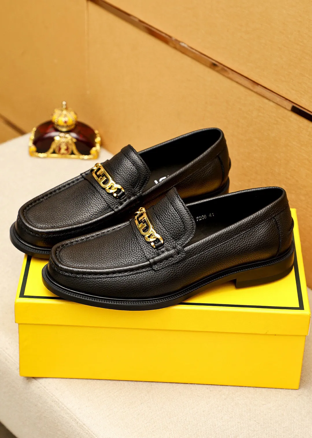 Men's shoes 💰460 💐 Product trademark: FENDI [Fendi] casual leather shoes Regular size: 38-44 (45🉑️customized) Product materials: Selected imported first-layer pebbled cowhide leather upper + luxury hardware buckle, imported cowhide lining. Strong three-dimensional visual effect, rubber outsole Color: 3⃣️colors available